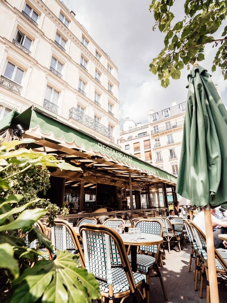 Le café du matin, à trois minutes de votre hôtel